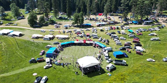 Artvin’de sıcaklardan bunalanlar yayla şenliğine akın etti