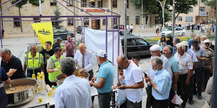 Bayburt'ta vatandaşlara aşure ikramı