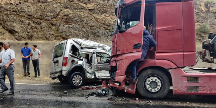 Gümüşhane'de hafif ticari araç ile tır çarpıştı! 1 ölü, 1 yaralı