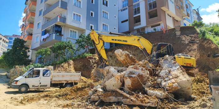 Giresun'da bahçe duvarı çöken 7 katlı bina boşaltıldı