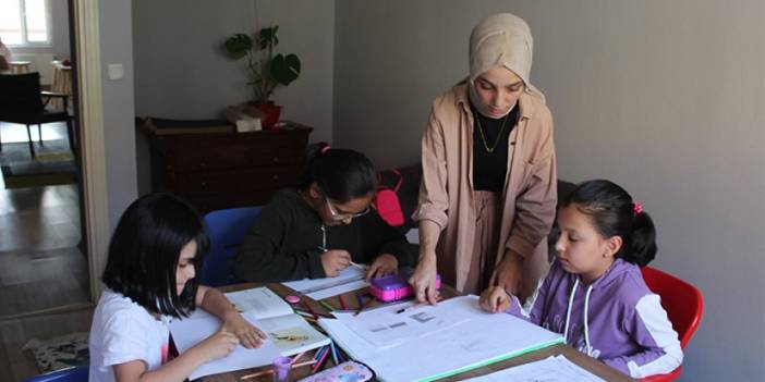 Bayburt'ta hayallerinden vazgeçmedi! Öğrencilerine ışık tutuyor