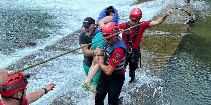 Rize'de akıntıya kapılan baba ile oğlu kurtarıldı