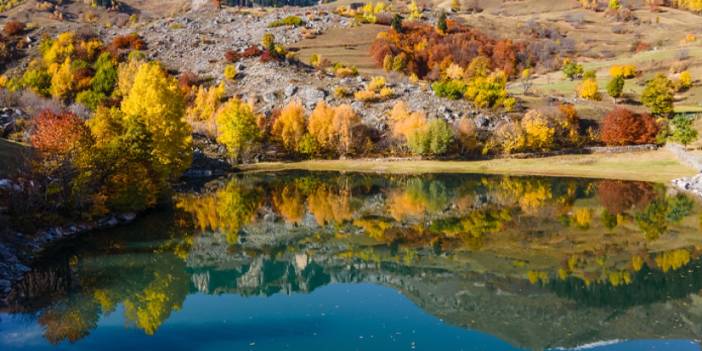 Artvin'in Şavşat ilçesi sonbahar manzaralarıyla büyülüyor