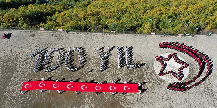 Artvin Atatepe'de öğrencilerden 100. yıl logosu