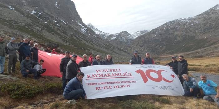 Cumhuriyet'in 100. yılında 2 bin 500 rakımdaki şelaleye yürüdüler