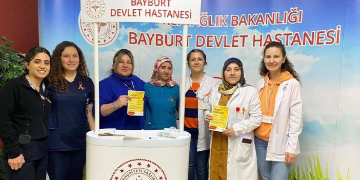 Bayburt'ta sağlık çalışanları lösemiye stant açarak dikkat çektiler