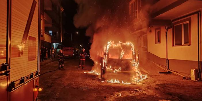 Ordu'da park halindeki minibüs alev topuna döndü