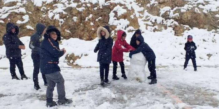 Bayburt’ta mevsimin ilk karı yağdı! Çocuklar keyfini çıkardı