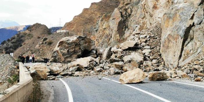 Artvin'de heyelan! Karayolu ulaşıma kapandı