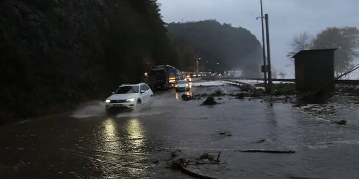 Karadeniz Sahil Yolu göle döndü! Ulaşım kapandı