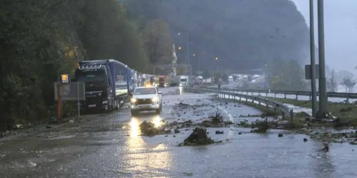 Artvin'de fırtına nedeniyle ulaşım aksadı