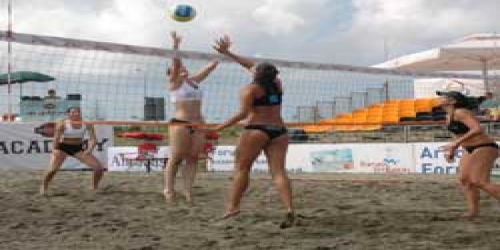 Trabzon'da bayanlar plaj voleybolu