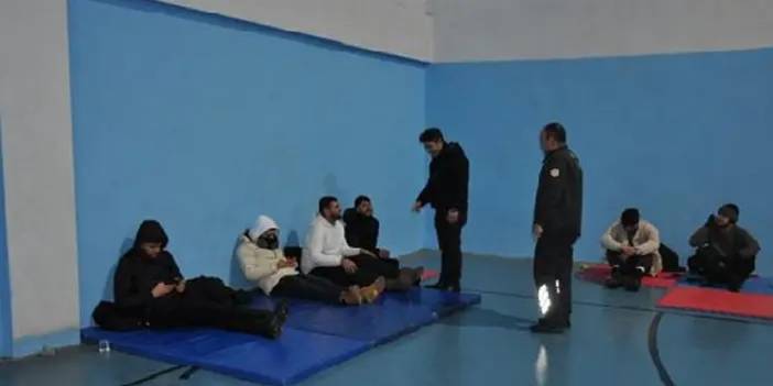 Gümüşhane'de depremi hisseden öğrenciler spor salonunda sabahladı