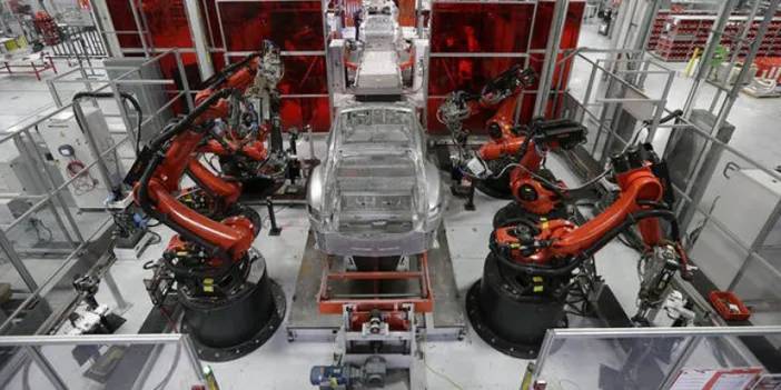 Dünya bu haberi konuşuyor! Tesla robotu, fabrikada mühendise saldırdı