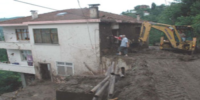 Şiddetli yağmur Rize'yi vurdu