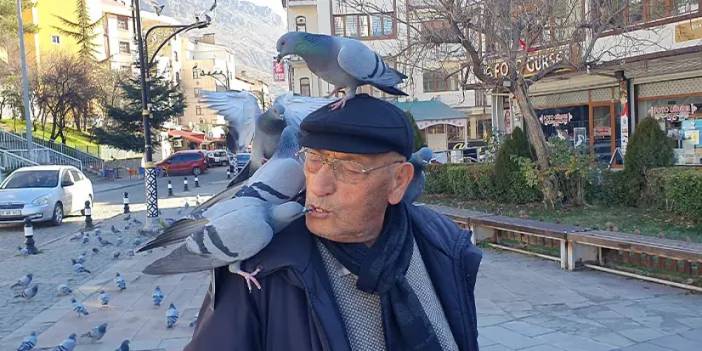 Gümüşhane'de Kadir dedenin özel dostları! Ağzıyla besliyor