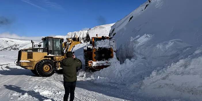 Ardahan-Artvin kara yoluna çığ düştü!