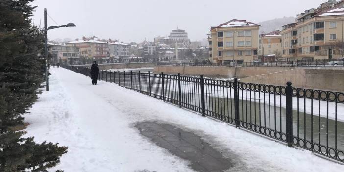 Bayburt'ta kar kalınlığı 30 santimetreyi gördü