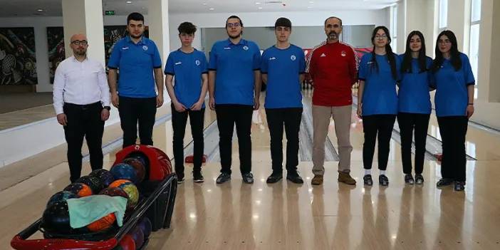 Bayburt'ta eğlenmeye gittikleri salonda bowling sporcusu oldular