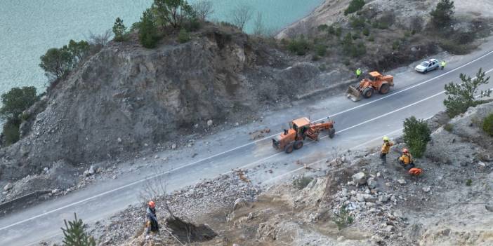 Heyelan yüzünden ulaşıma kapanmıştı! Artvin-Hopa kara yolunda çalışmalar sürüyor