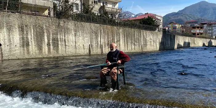 Artvin'de keyfine düşkün balıkçı sosyal medyada gündem oldu