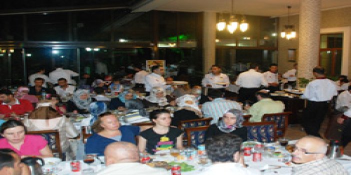 Vakıf iftarına yoğun katılım