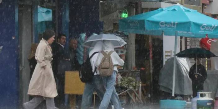 Bolu'da sağanak aniden bastırdı! Vatandaşlar kaçacak yer aradı