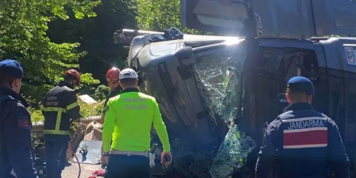 Bursa'da tır devrildi! Sürücüsü hayatını kaybetti