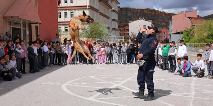 Bayburt'ta jandarma öğrencilere görevlerini anlattı