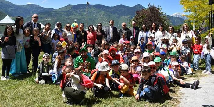 Artvin'deki şenlikte çocuklar yazarlarla bir araya geldi