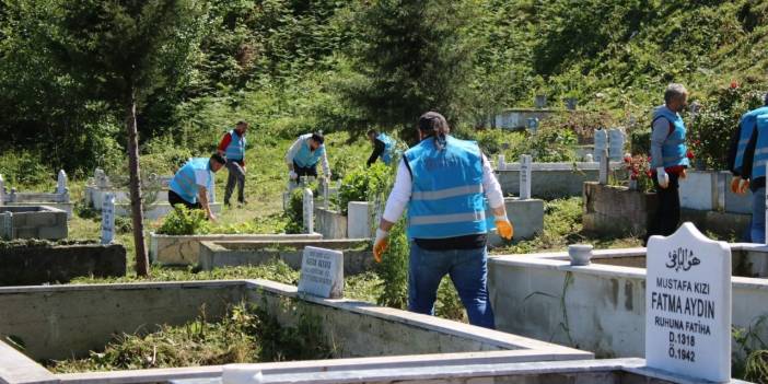 Samsun'da cezalarını camileri ve mezarlıkları temizleyerek çekiyorlar