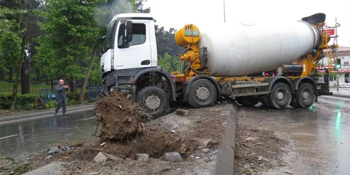 İstanbul'da beton mikseri karşı şeride geçti! Trafik kilitlendi