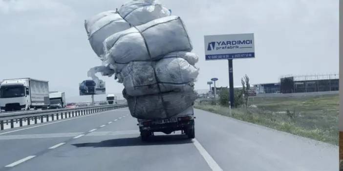 Aksaray'da trafikte korku dolu anlar! Devrilmek üzere olan kamyonet şok etti