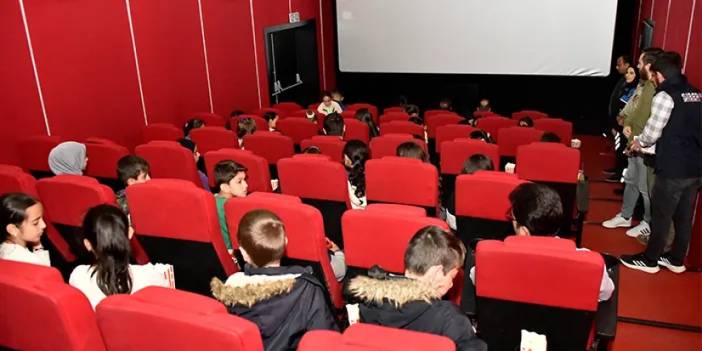 Gümüşhane'de çocuklar sinema keyfiyle bilinçleniyor