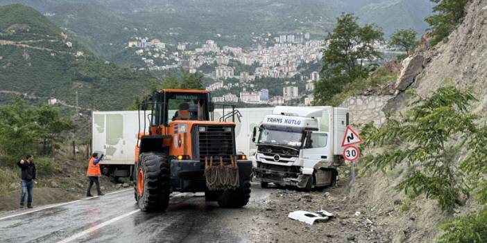 Kayan tırın kapattığı Artvin-Ardahan kara yolu ulaşıma açıldı