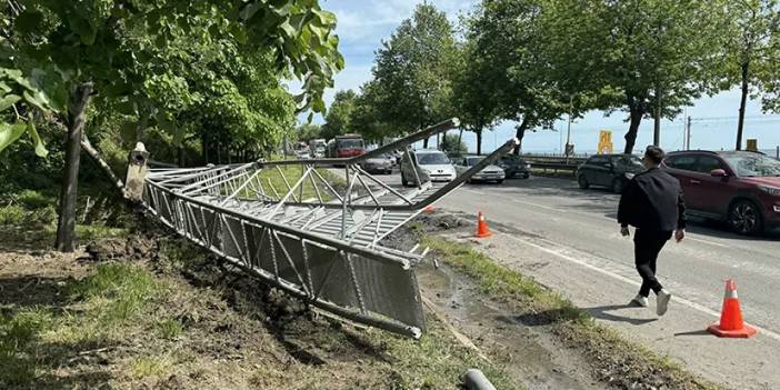 Samsun'da yön tabelası devrildi, uzun araç kuyrukları oluştu