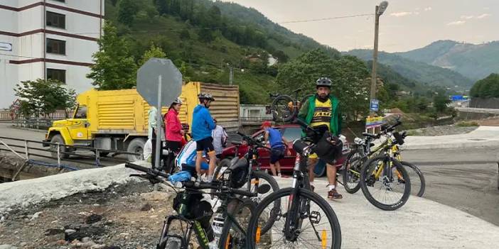 İranlı bisikletçiler 'Dünya yeşil kalsın, savaş olmasın' diye pedal çevirdiler