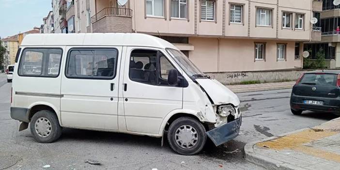 Samsun'da minibüs hafif ticari araçla çarpıştı! 2 yaralı