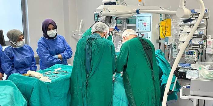 Rize'de prematüre iki bebek özel ekiple ameliyat edildi
