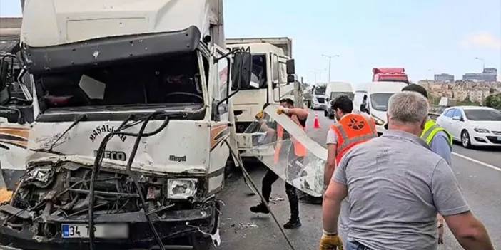 İstanbul'da 10 araçlı zincirleme trafik kazası! 2 yaralı