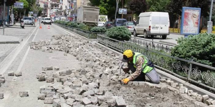 Bayburt Belediyesi Cumhuriyet Caddesi'nde çalışma başlattı