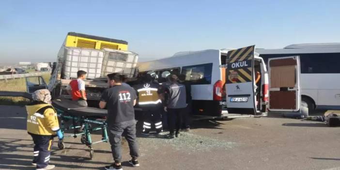 Kamyonet işçi servisine çarptı! 18 yaralı