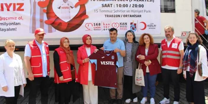 Kan verene Kızılay'dan Trabzonspor forması hediye