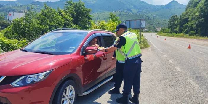 Giresun'da trafik ekiplerinden çikolata ikramı