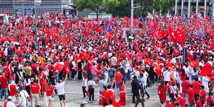 Almanya'da yarı final için bir olduk! Her yer kırmızı- beyaz