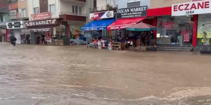 Samsun'da sağanak etkili oldu! İş yerlerini su bastı