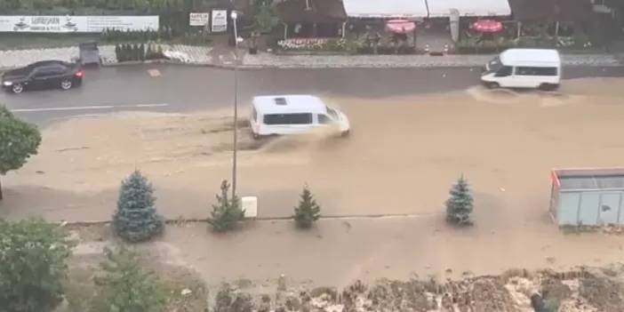 Gümüşhane'yi sağanak vurdu! Erzincan-Gümüşhane kara yolu kapandı