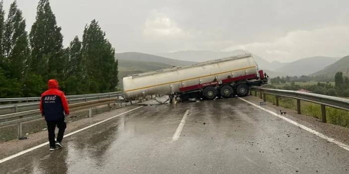 Bayburt'ta dorsesi ayrılan tanker bariyerlere çarptı