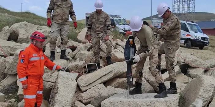 Bayburt'ta jandarma personeline depremde arama kurtarma eğitimi verildi