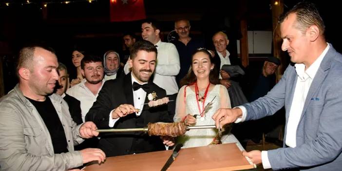 Artvinli gelinle damat düğün pastası yerine döner kesti